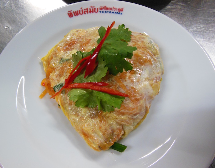 pad-thai-in-egg-thailand