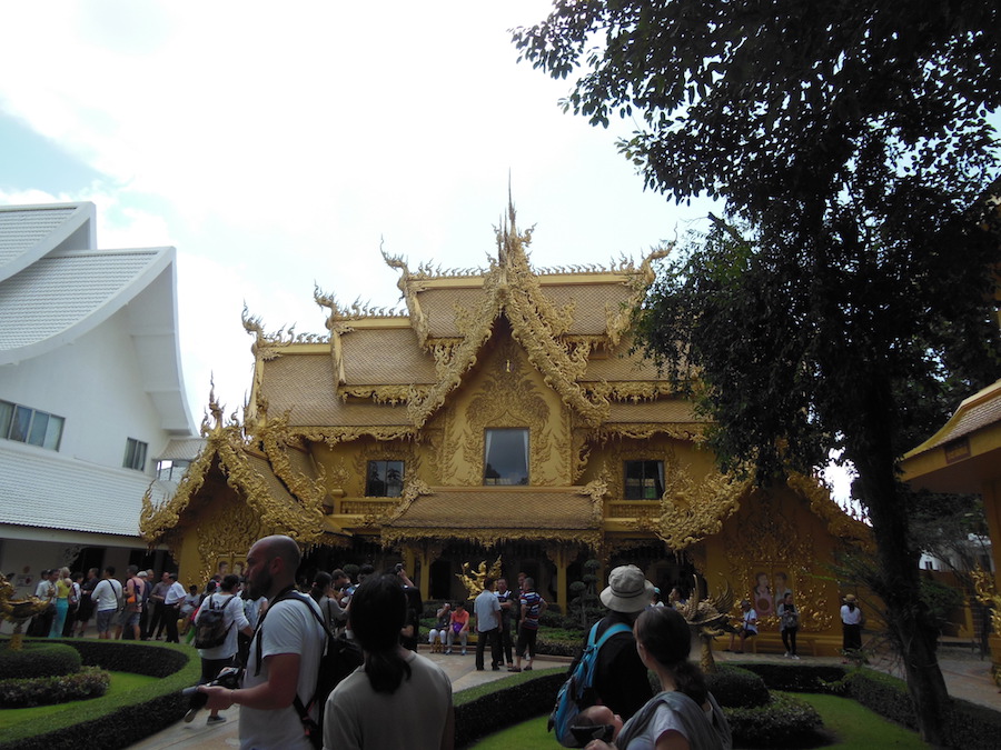 wat-rong-khun-golden-toilet